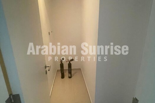 Vacant Apt Corner Partial Sea + Pool View