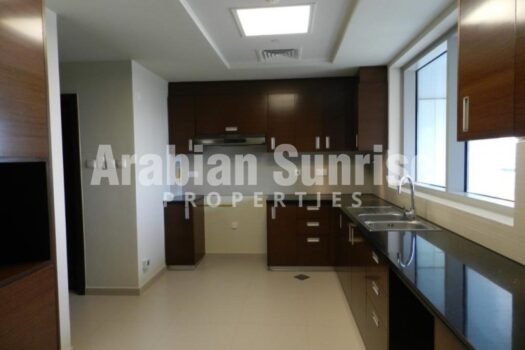 Vacant TH with Spacious layout + Full facilities