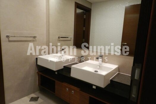 Vacant TH with Spacious layout + Full facilities