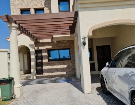 Vacant Villa with spacious layout + Private Garden
