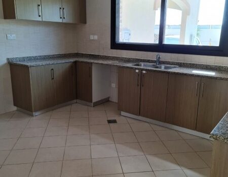 Vacant Villa with spacious layout + Private Garden