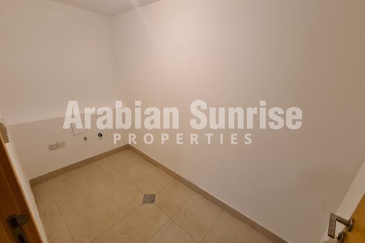 High Floo Apt | Vacant on Transfer | Huge Apt