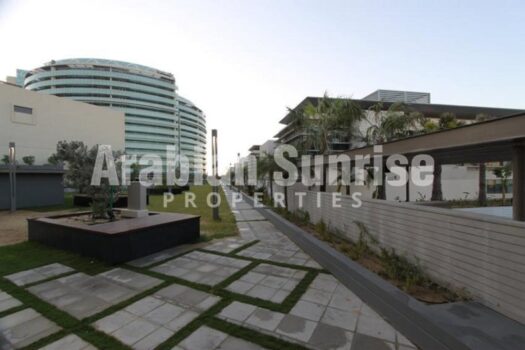 Vacant Spacious Apt on High Floor with Road view