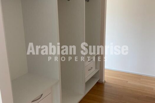 Ready to Move in | High Floor | Community View