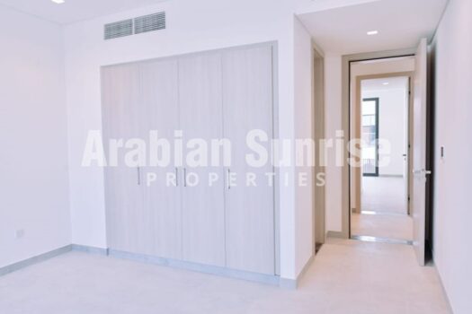 Corner Unit | Huge Layout | Ready to Move in
