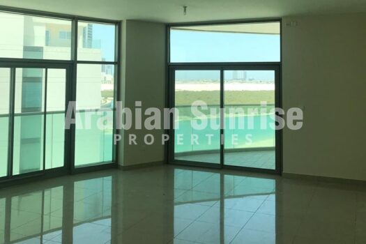 Vacant | Huge 3+M w/Sea View | High Floor
