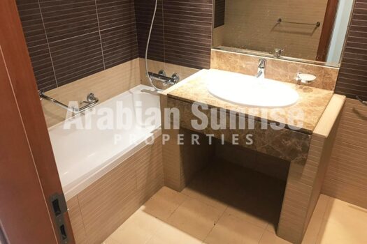 Vacant | Huge 3+M w/Sea View | High Floor