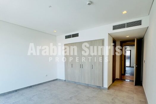 Ready to Move in | Mid Unit | Light Finish