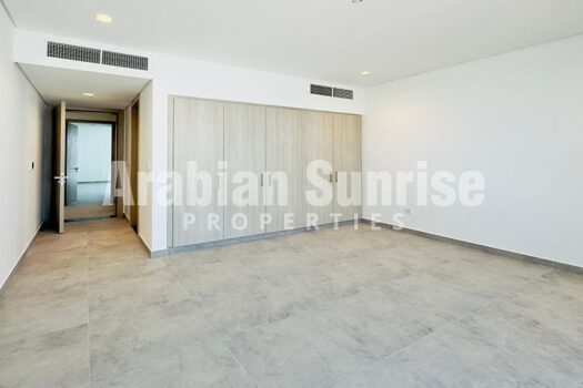 Ready to Move in | Mid Unit | Light Finish