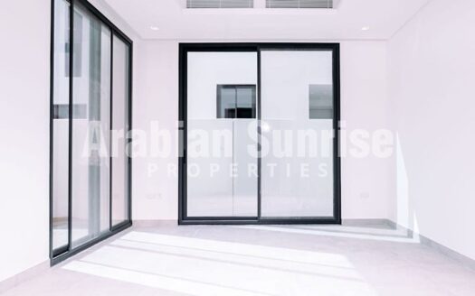 Corner Unit | Huge Layout | Ready to Move in
